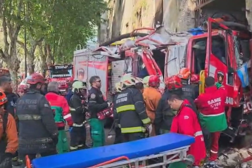 Al menos diez personas resultaron heridas en un choque entre un camión de bomberos y un colectivo.
