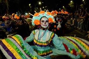 Este desfile rinde homenaje a La Catrina, una emblemática figura esquelética creada por el ilustrador José Guadalupe Posada. REUTERS/Armando Vega
