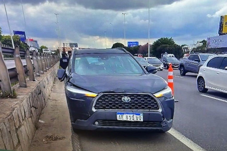 Pazos se desplazaba a bordo de su vehículo —una Toyota Corolla Cross— tras haber salido del gimnasio y se dirigía rumbo a su trabajo en el medio radial donde conduce su programa, cuando se produjo la colisión con una motocicleta.