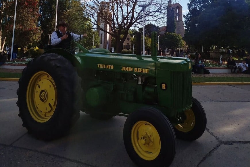Humboldt revivió la historia de la maquinaria agrícola con una puesta en marcha de tractores antiguos
