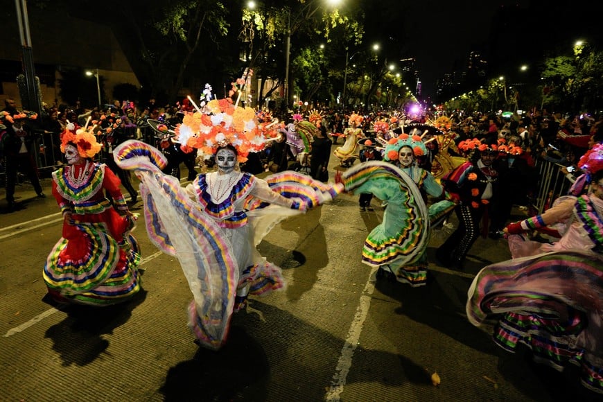 Performers dressed as Catrinas participate in the Catrinas Parade ahead of Day of the Dead festivities in Mexico City, Mexico, October 25, 2026. REUTERS/Armando Vega