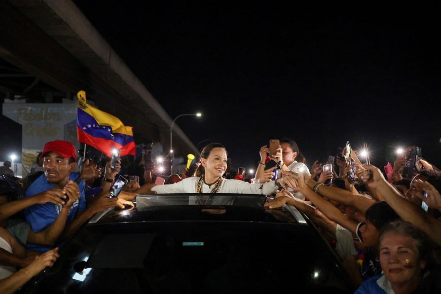 Venezuelan opposition leader Maria Corina Machado greets supporters along a highway after returning to Venezuela following nearly a year abroad, in Maracay, Venezuela, October 25, 2026. REUTERS/Gaby Oraa