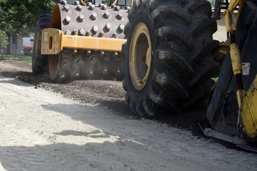 Máquinas trabajan en la pavimentación de una calle. Guillermo Di Salvatore