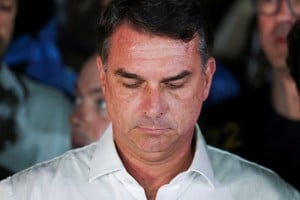 Flávio Bolsonaro deberá entregar sus pasaportes por orden judicial.
