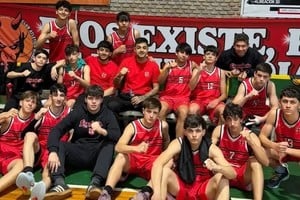 Los pibes de Rivadavia celebraron la clasificación en Tostado. Foto: Prensa Rivadavia.
