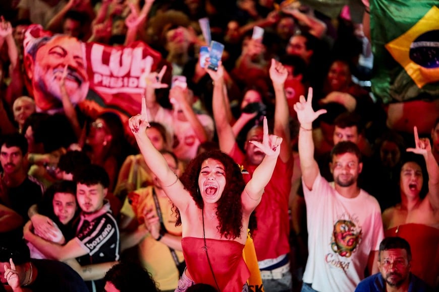 Supporters of Brazilian President Luiz Inacio Lula da Silva, the Workers' Party (PT) candidate for presidential re-election, sign "L" as they celebrate Lula's victory in the presidential runoff election, on the outskirts of Brasilia, Brazil, October 25, 2026. REUTERS/Diego Herculano TPX IMAGES OF THE DAY