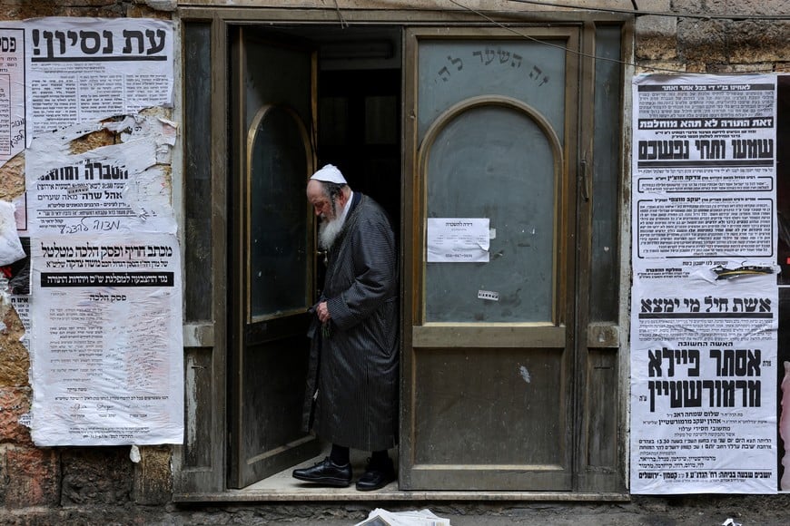 An Ultra-Orthodox Jew leaves an apartment building, during the country's national elections, in Jerusalem, October 27, 2026. REUTERS/Kevin Coombs TPX IMAGES OF THE DAY