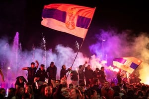 Votantes celebran la victoria de la Liga de los Estudiantes en Serbia. Reuters.