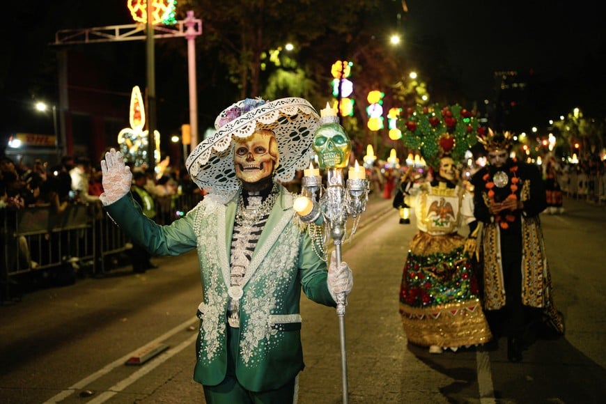 Performers participate in the Catrinas Parade ahead of Day of the Dead festivities in Mexico City, Mexico, October 25, 2026. REUTERS/Armando Vega