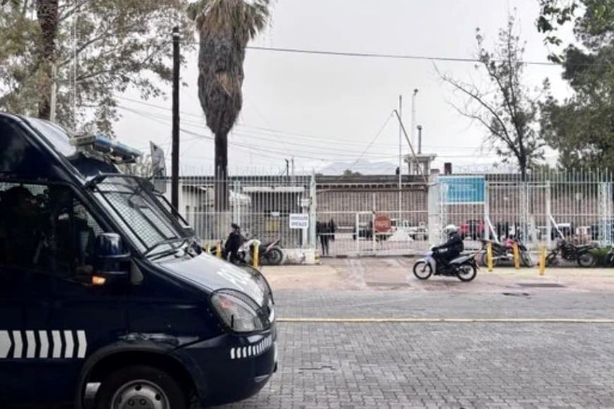 Las autoridades penitenciarias y representantes del Ministerio Público Fiscal intervienen en las negociaciones para liberar al agente.