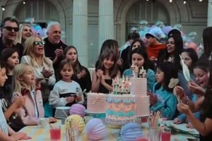 El concepto central de la celebración giró en torno a la temática "Isi Chef", una propuesta lúdica e interactiva donde la cumpleañera y sus invitados se transformaron en los verdaderos protagonistas de la pastelería.