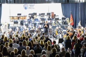Bajo la dirección del maestro Silvio Viegas, más de 50 músicos integraron las presentaciones, con un programa que reunió composiciones reconocidas del repertorio sinfónico internacional.