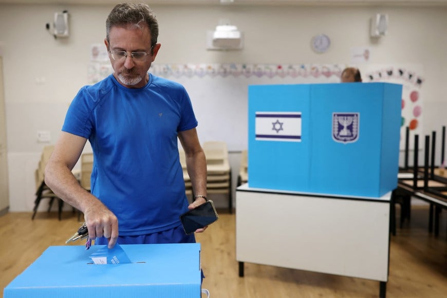 A man votes during the national election at a polling station in Tel Aviv, Israel, October 27, 2026. REUTERS/Nir Elias