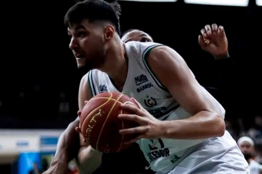 Vinicius Malachias en acción: el interno de 26 años llega desde Basket Osasco para sumarse al plantel de Unión.