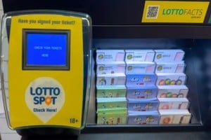 Las autordades buscan al ganador y piden "revisar los bolsillos".