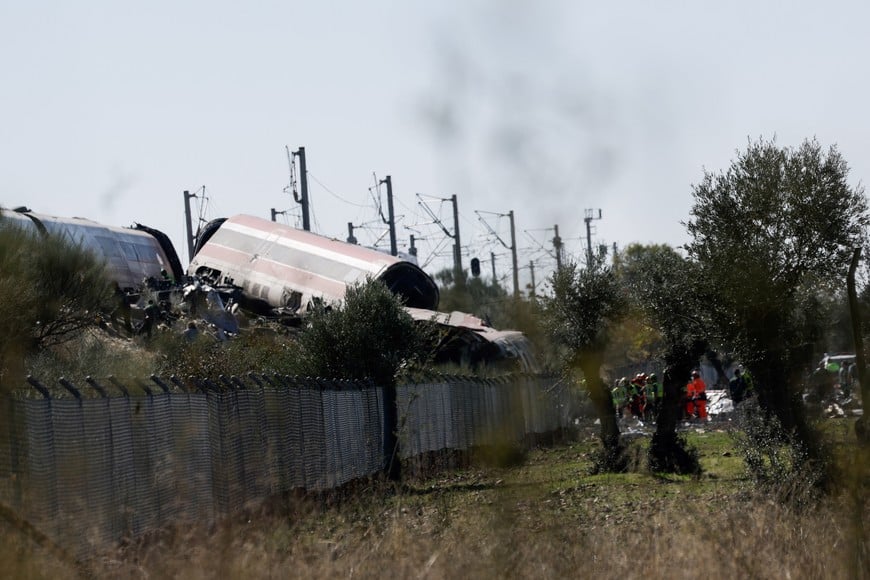 Rescue personnel work at the site of the collision of two high-speed trains between the towns of Mora and Orgaz, near Toledo, Spain, October 28, 2026. REUTERS/Violeta Santos Moura