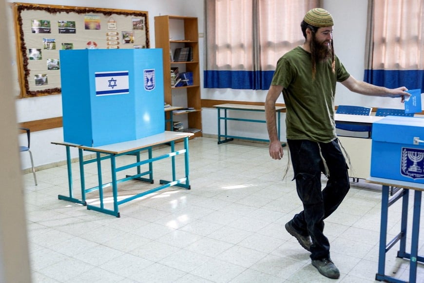 Elisha Yered, an Israeli settler, votes on the day of Israel’s national election, in the Israeli settlement of Psagot in the Israeli-occupied West Bank, October 27, 2026. REUTERS/Naama Stern TPX IMAGES OF THE DAY