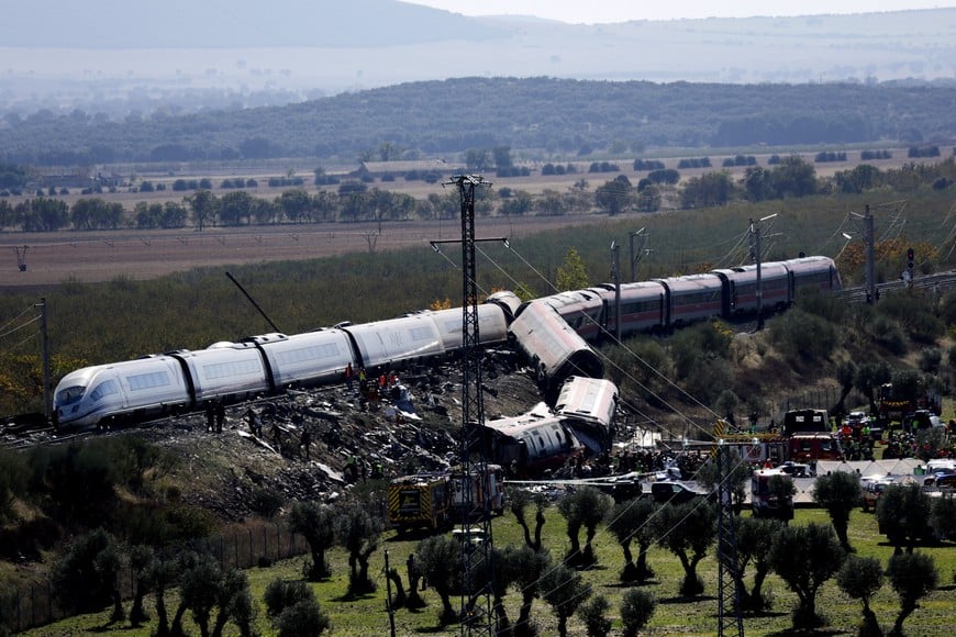 Rescue personnel work at the site of the collision of two high-speed trains between the towns of Mora and Orgaz, near Toledo, Spain, October 28, 2026. REUTERS/Violeta Santos Moura
