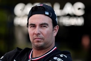 Sergio Checo Pérez renovó su contrato con Cadillac hasta 2029 en la Fórmula 1. El anuncio se confirmó en la previa del Gran Premio de México de automovilismo. Foto: REUTERS / Mark Peterson.