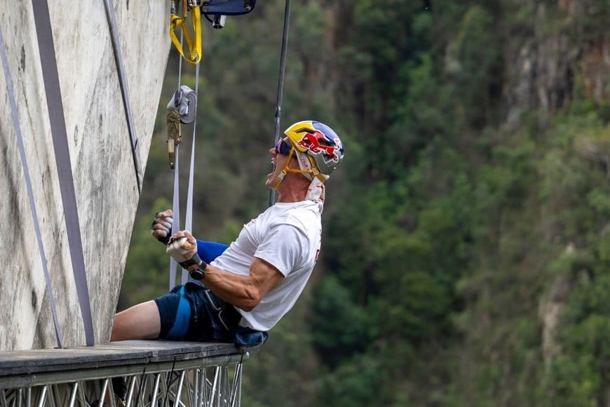 Thomas van Tonder se convirtió en la primera persona en cruzar el arco del puente más alto de África