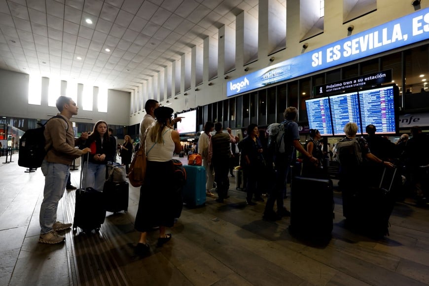 People wait at the Sevilla Santa Justa train station, amid train delays and cancellations, following the collision of two high-speed trains between the towns of Mora and Orgaz, in Seville, Spain, October 28, 2026. REUTERS/Marcelo Del Pozo
