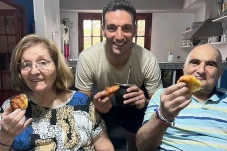 Lionel Scaloni junto a su madre, Eulalia Marzetti, quien murió este martes en Pujato.