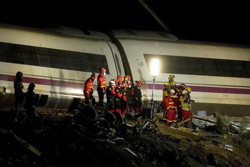 Rescue personnel work at the site of the collision of two high-speed trains between the towns of Mora and Orgaz, near Toledo, Spain, October 28, 2026. REUTERS/Ana Beltran