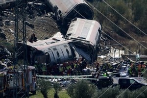 Los restos de los trenes quedaron esparcidos sobre las vías y un terraplén.