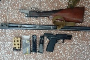 Las armas y municiones incautadas durante el procedimiento. Foto: El Litoral
