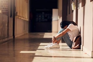 El bullying puede provocar aislamiento, angustia y consecuencias en la salud mental de los adolescentes.