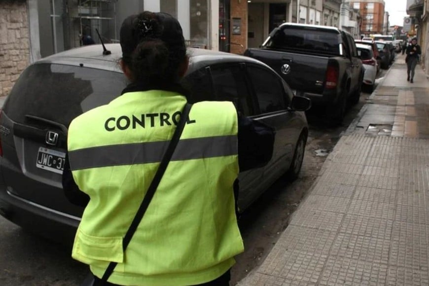 Un inspector municipal supervisa el estacionamiento en el macrocentro. Créditos: Guillermo Di Salvatore