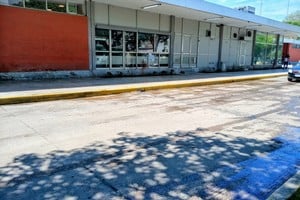 Los líquidos cloacales se extendieron sobre la calle interna de la terminal, donde circulan taxis y peatones.
