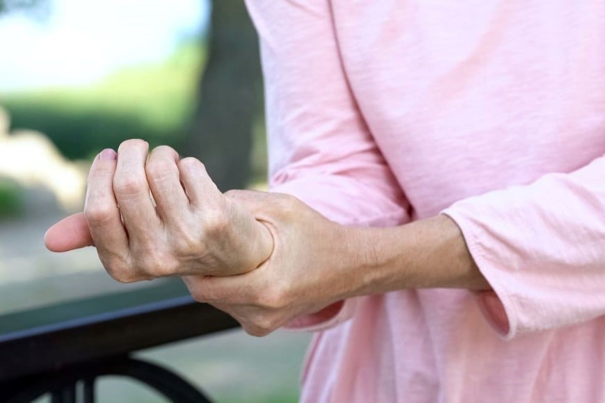 La pérdida repentina de fuerza en un brazo puede indicar un accidente cerebrovascular.