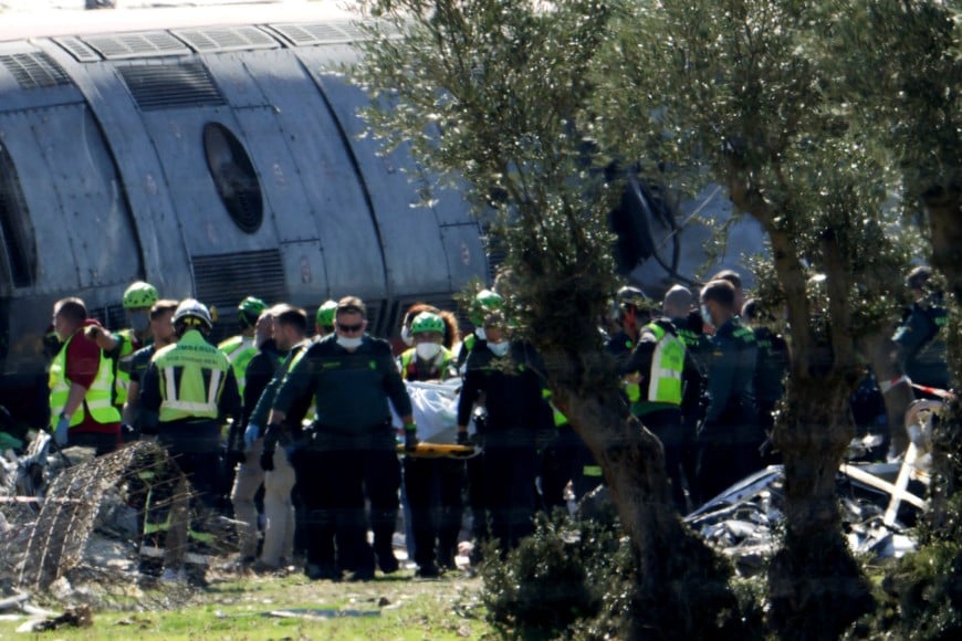 Rescue personnel work to recover bodies following the collision of two high-speed trains between the towns of Mora and Orgaz, near Toledo, Spain, October 28, 2026. REUTERS/Violeta Santos Moura