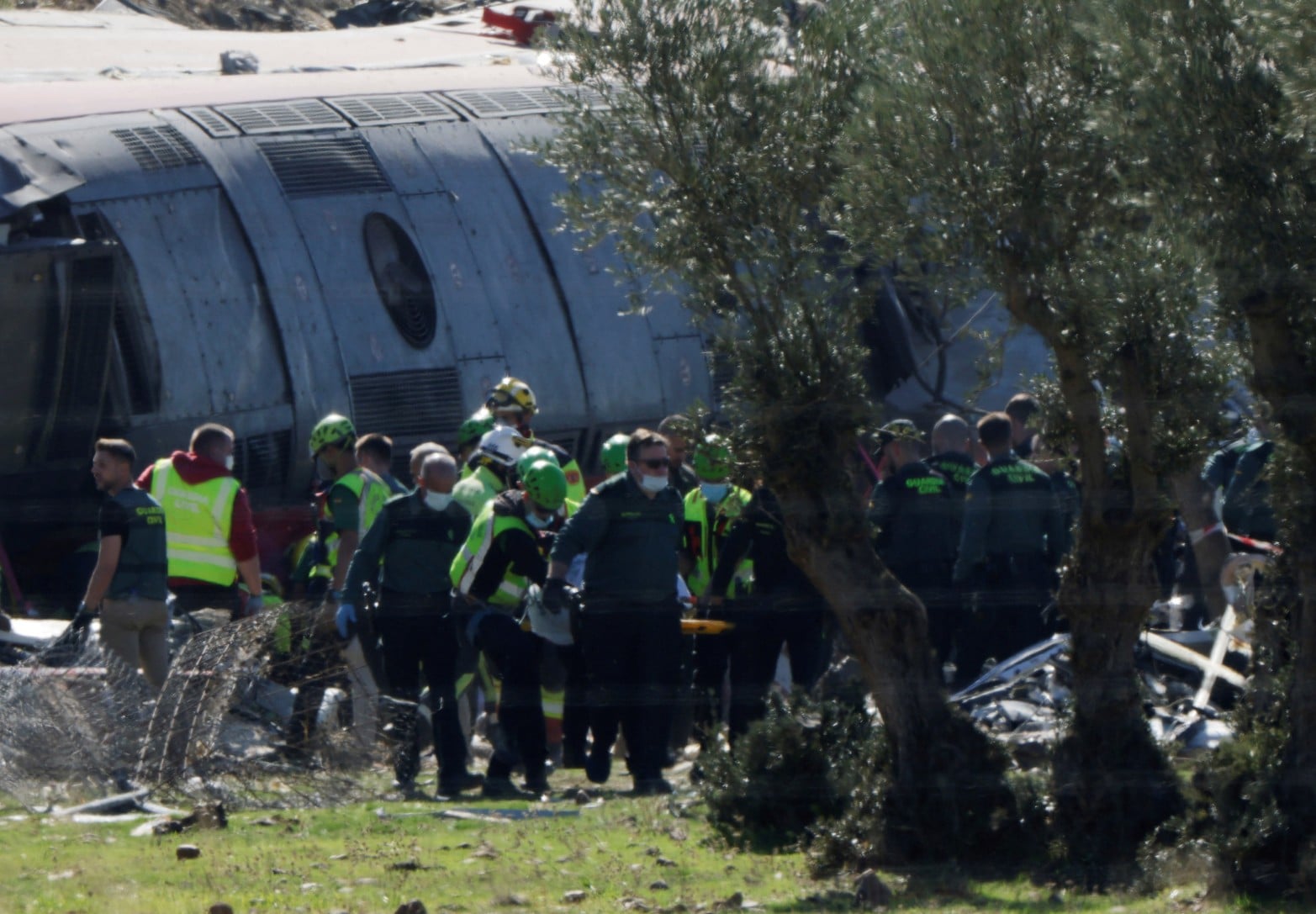 Las imágenes muestran el escenario del accidente ferroviario en España, las tareas de emergencia y la asistencia a los afectados.