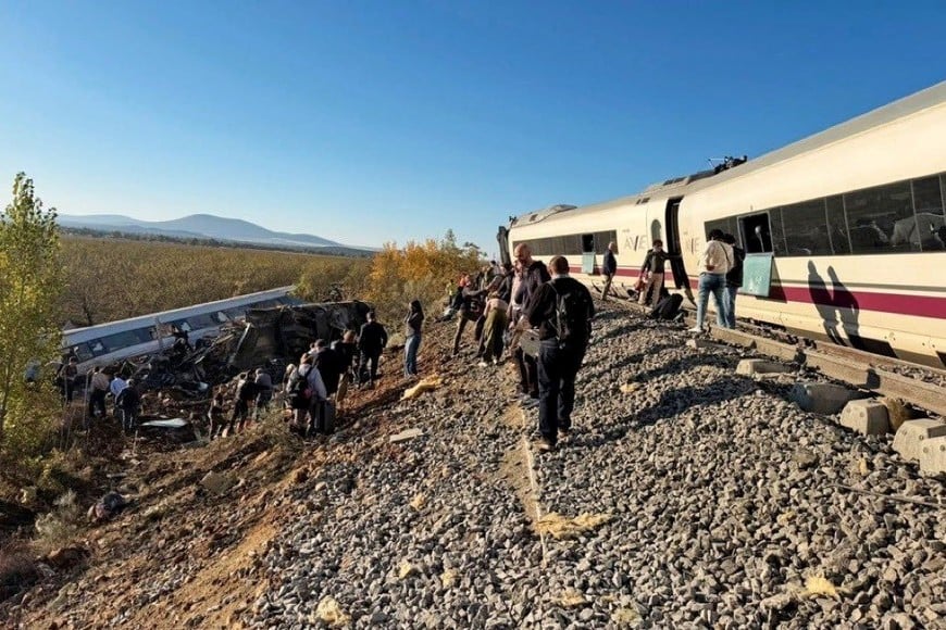 Equipos de emergencia trabajan en la zona del accidente ferroviario en España.
