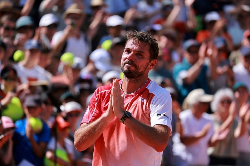Tennis - French Open - Roland Garros, Paris, France - May 25, 2026
Switzerland's Stan Wawrinka acknowledges the crowd after losing his first round match against Netherlands' Jesper de Jong REUTERS/Stephanie Lecocq TPX IMAGES OF THE DAY