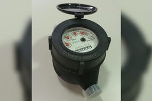 El modelo sin instalar de los actuales micromedidores de agua utilizados por ASSA en Santa Fe.