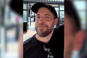 Según describen, el argentino de 51 años viajaba hoy en el AVE de Renfe accidentado en Urda (Toledo), coche 8. Lo describen con "barba entrecana y muchos tatuajes".