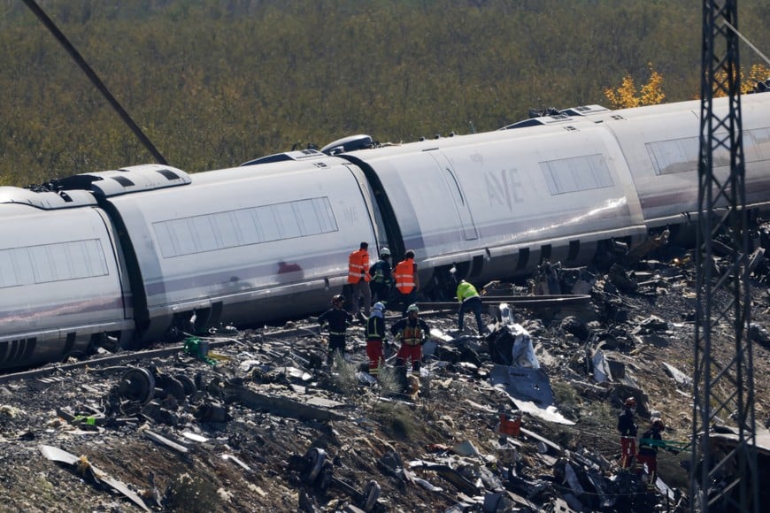 Rescue personnel work at the site of the collision of two high-speed trains between the towns of Mora and Orgaz, near Toledo, Spain, October 28, 2026. REUTERS/Violeta Santos Moura