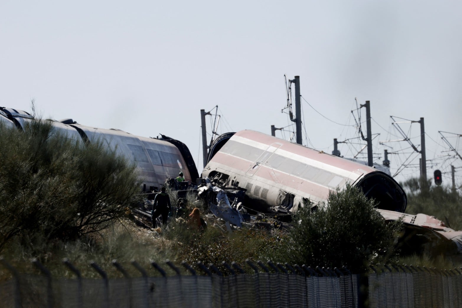 Las imágenes muestran el escenario del accidente ferroviario en España, las tareas de emergencia y la asistencia a los afectados.
