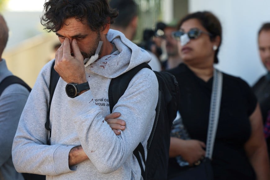Injured people wait to board buses to leave Urda outside the municipal center where they are gathering, following the collision of two high-speed trains between the towns of Mora and Orgaz, in Urda, Spain, October 28, 2026. REUTERS/Susana Vera