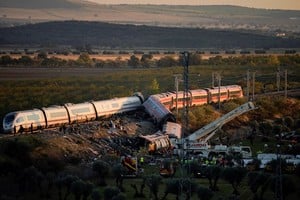 Personal de rescate trabaja en el lugar de la colisión de dos trenes de alta velocidad entre las localidades de Mora y Orgaz, cerca de Toledo, España, el 28 de octubre de 2026. REUTERS/Ana Beltran