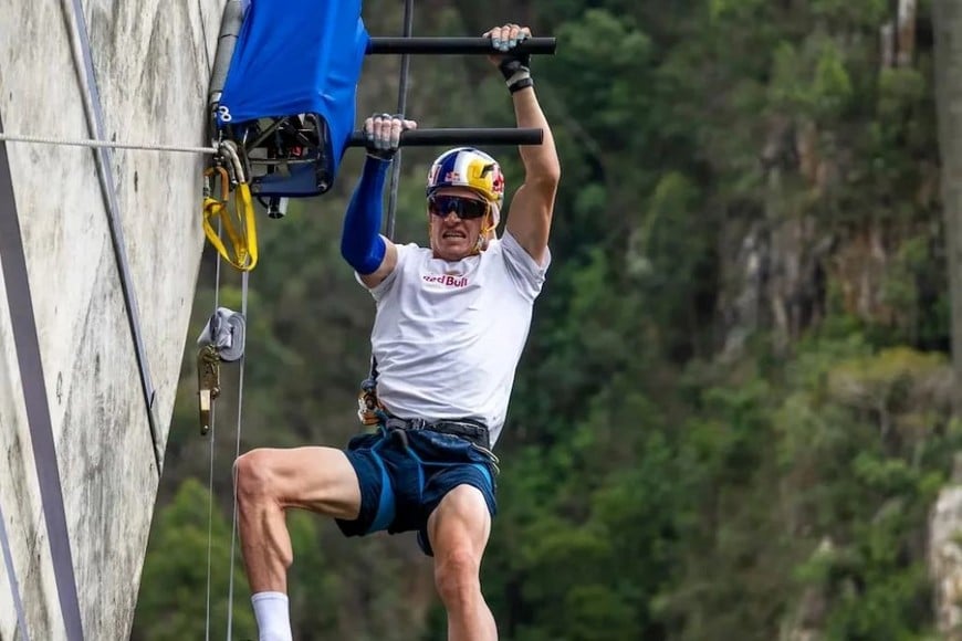 Thomas van Tonder cruza el arco del puente más alto de África utilizando 600 barras de pasamanos