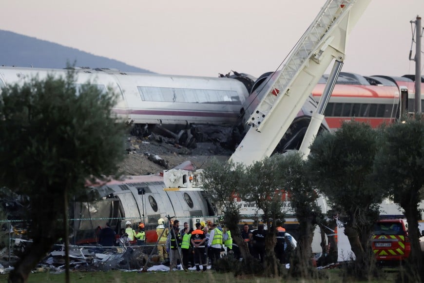 Rescue personnel work at the site of the collision of two high-speed trains between the towns of Mora and Orgaz, near Toledo, Spain, October 28, 2026. REUTERS/Violeta Santos Moura
