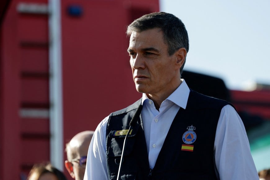 Spain's Prime Minister Pedro Sanchez speaks at the command post following the collision of two high-speed trains between the towns of Mora and Orgaz, near Toledo, Spain, October 28, 2026. REUTERS/Violeta Santos Moura