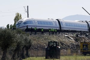 Dos trenes de alta velocidad impactaron en España y dejaron decenas de muertos. Reuters.