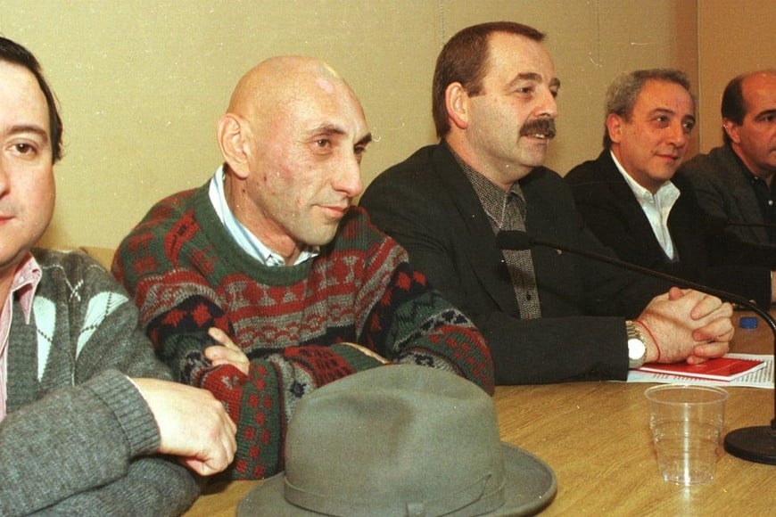 Bruza, con otros referentes del teatro local, año 1997. Foto: Archivo El Litoral