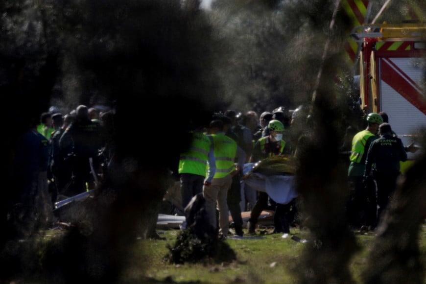Rescue personnel work to recover bodies following the collision of two high-speed trains between the towns of Mora and Orgaz, near Toledo, Spain, October 28, 2026. REUTERS/Violeta Santos Moura
