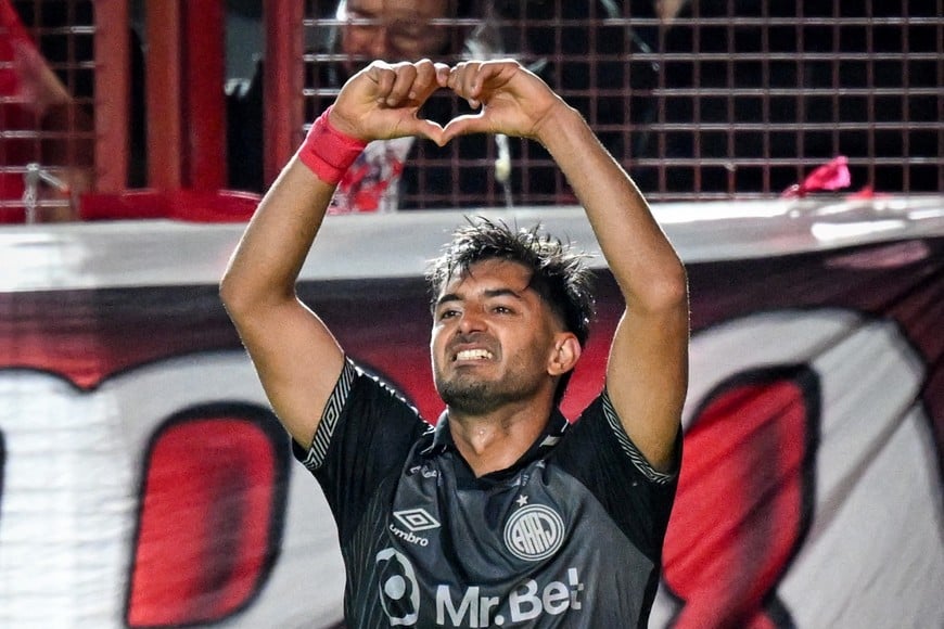 Sebastián Prieto celebra su gol de larga distancia que le dio la victoria a Argentinos Juniors sobre Independiente Rivadavia.
